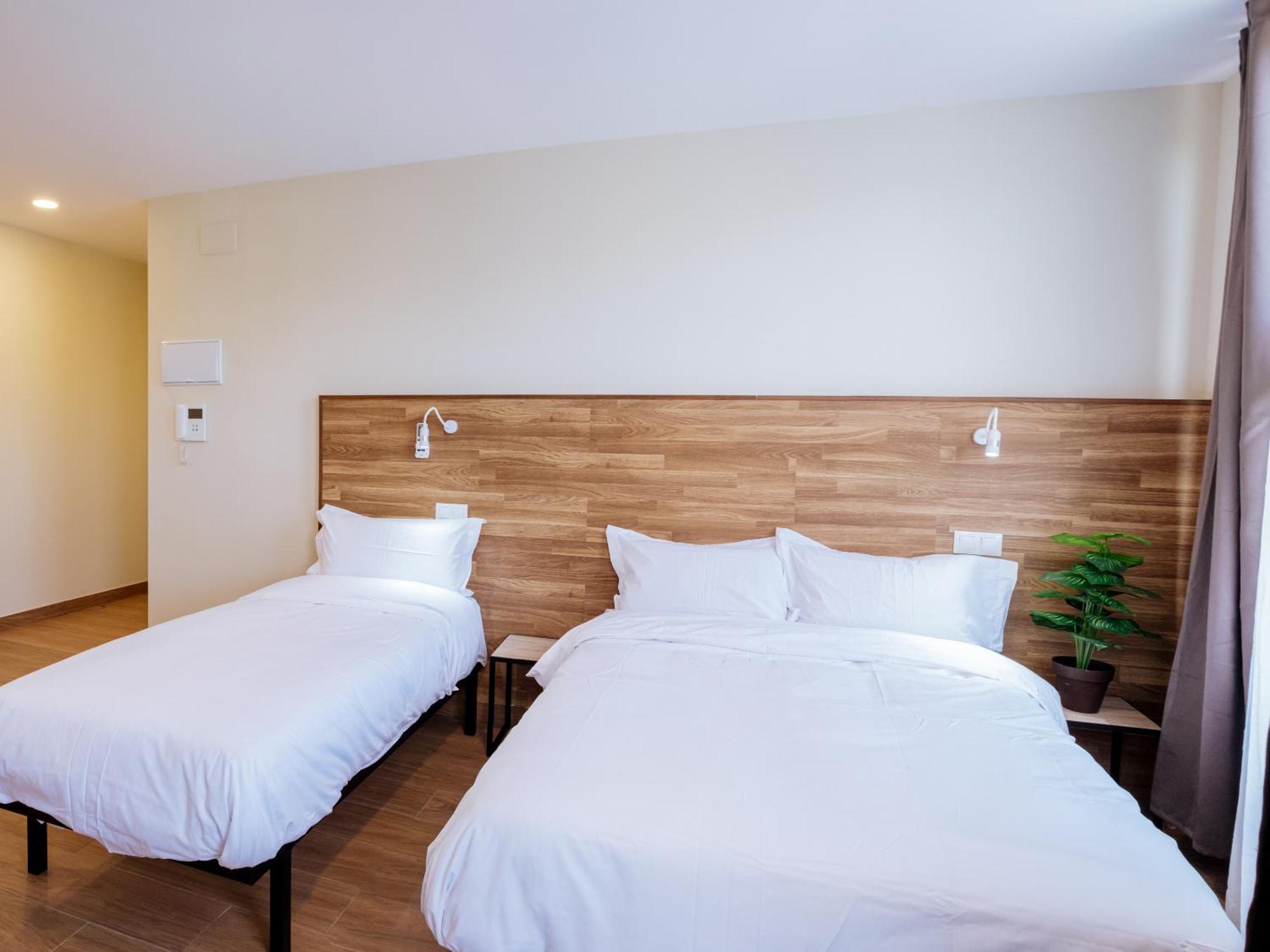 Apartahotel Golden Alcala Alcala de Henares Bagian luar foto